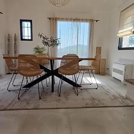 Provencale Contemporaine Vue & Piscine Chauffee 3 En-suite Villa